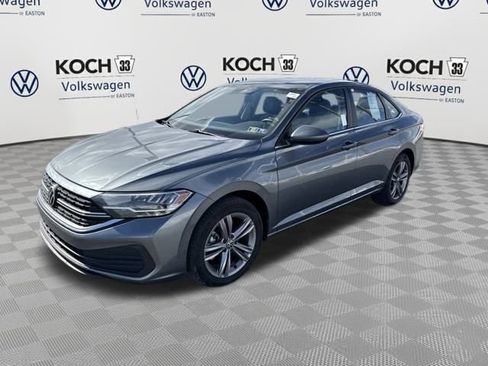 Used 2024 Volkswagen Jetta SE image 3