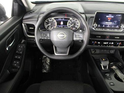 Certified 2025 Nissan Rogue SV FWD image 7