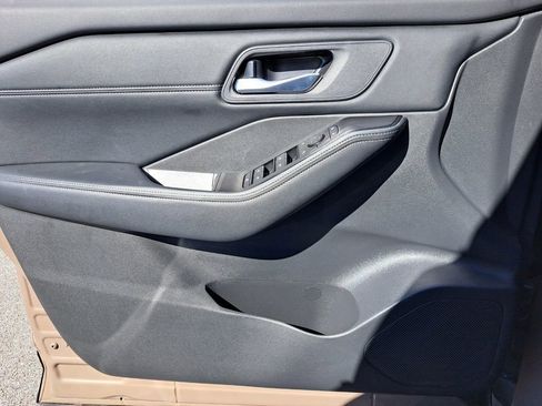 Used 2025 Nissan Rogue SV w/ SV Premium Package image 22