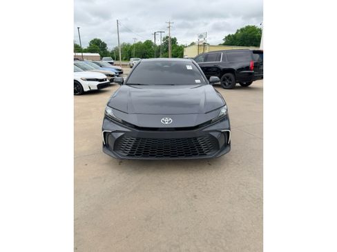 Used 2025 Toyota Camry SE FWD image 3
