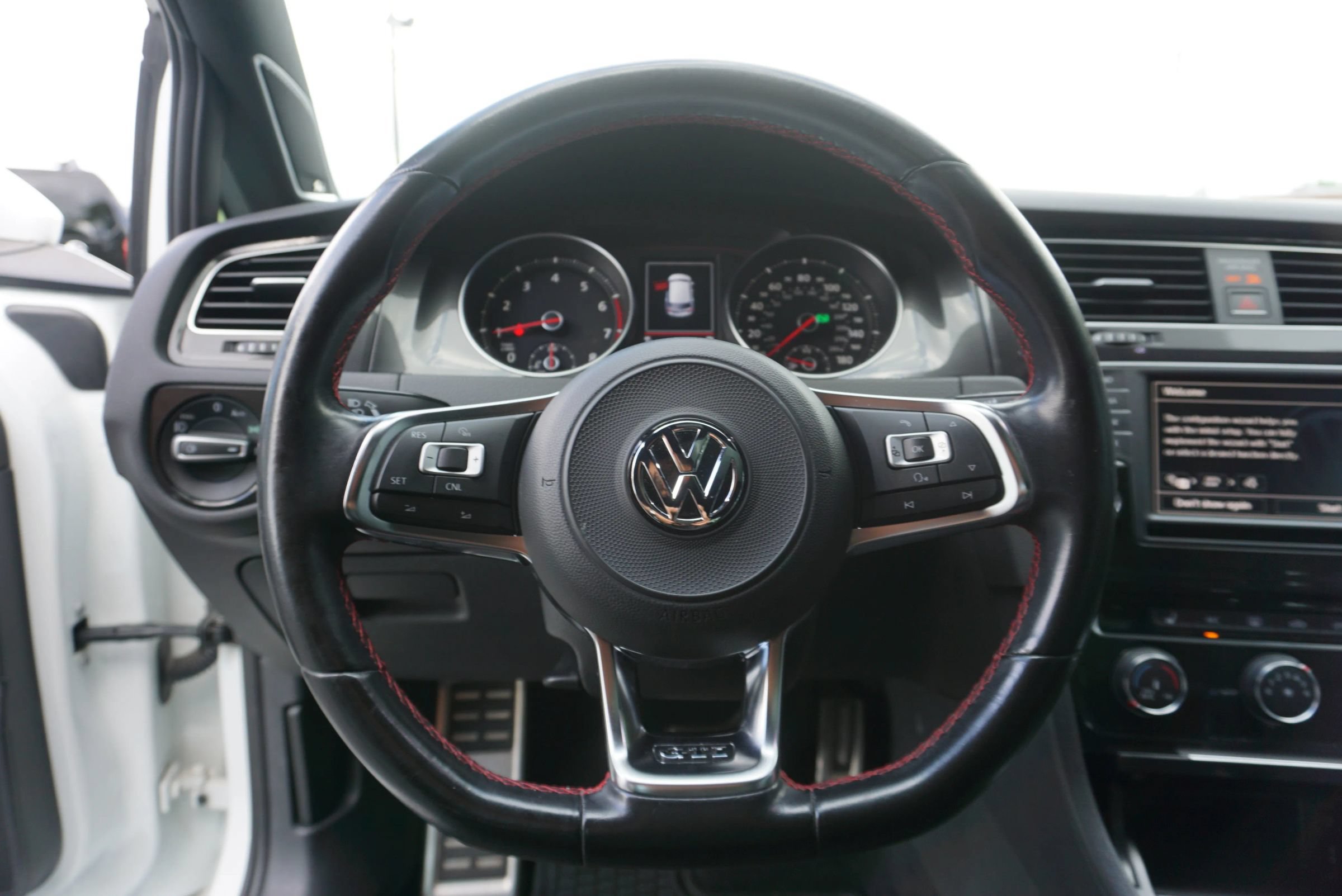 Used 2017 Volkswagen GTI SE FWD image 31