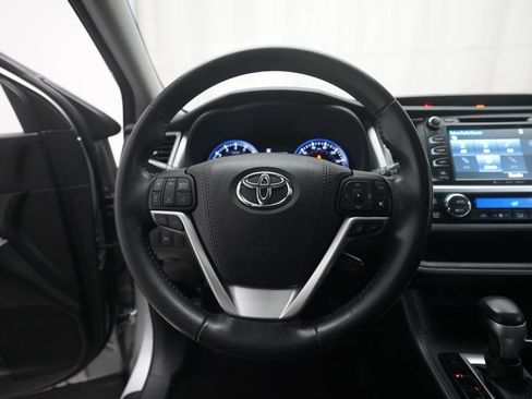 Used 2017 Toyota Highlander Limited AWD/4WD image 4