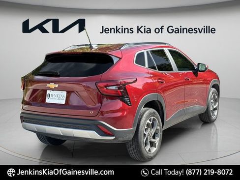 Used 2024 Chevrolet Trax LT w/ Driver Confidence Package FWD image 3