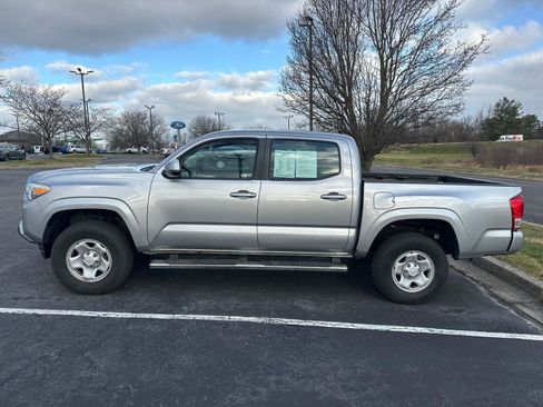 Used 2017 Toyota Tacoma SR image 13