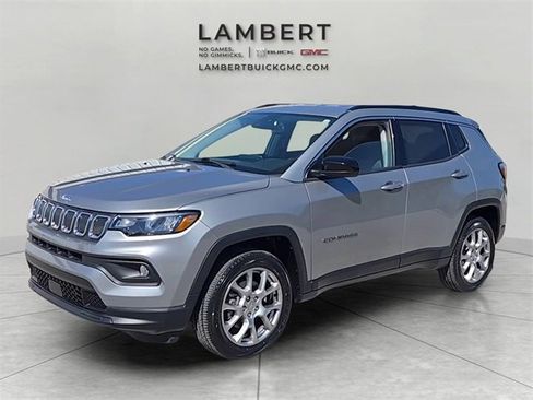 Used 2022 Jeep Compass Latitude image 1