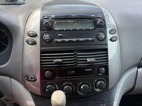Used 2010 Toyota Sienna LE FWD image 16