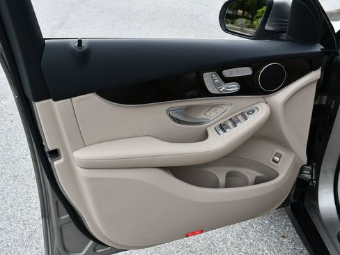 Used 2022 Mercedes-Benz GLC 300 image 11