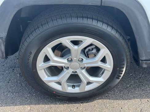 Certified 2024 Jeep Compass Latitude AWD/4WD image 12
