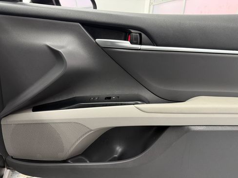 Used 2018 Toyota Camry SE w/ Accessory Appearance Package image 22