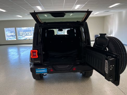 Used 2025 Jeep Wrangler Sahara image 12