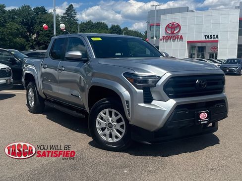 Used 2025 Toyota Tacoma SR5 AWD/4WD image 1