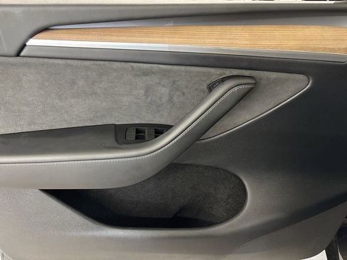 Used 2024 Tesla Model Y 2WD image 19