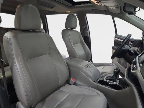 Used 2016 Toyota Highlander XLE image 12