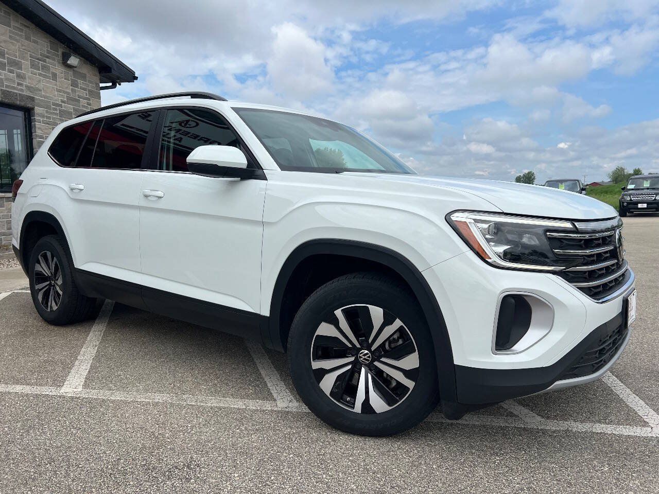 Used 2024 Volkswagen Atlas SE AWD/4WD image 3