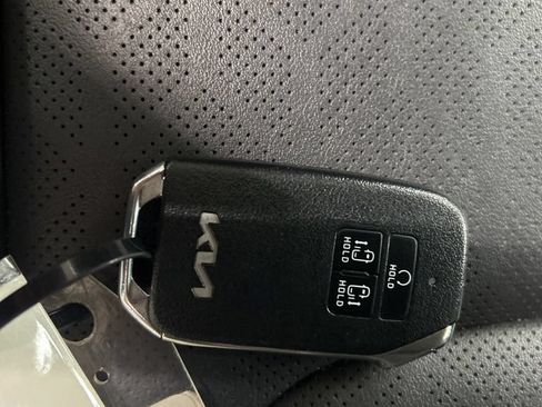 Certified 2023 Kia Carnival EX FWD image 35