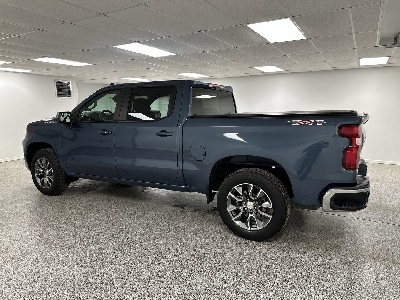 Used 2024 Chevrolet Silverado 1500 LT AWD/4WD image 6