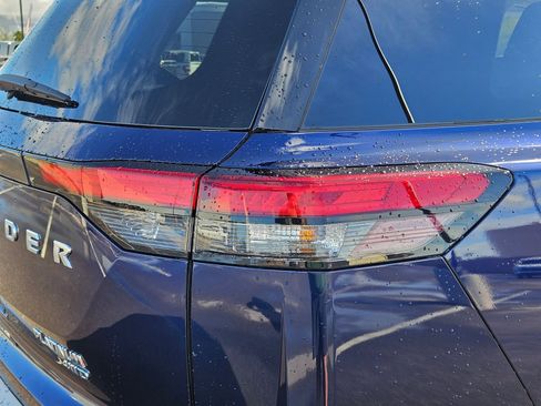 Used 2022 Nissan Pathfinder Platinum image 12