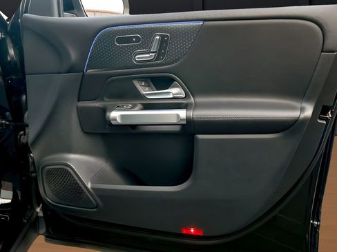 Used 2024 Mercedes-Benz GLB 250 image 27