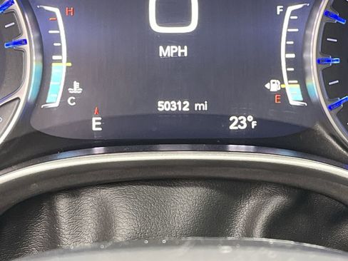 Used 2024 Chrysler Pacifica Touring-L image 15