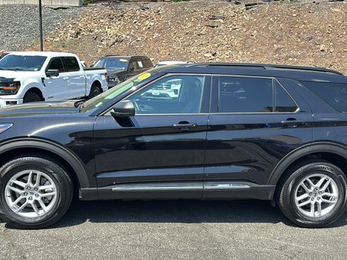 Used 2025 Ford Explorer Active AWD/4WD image 2