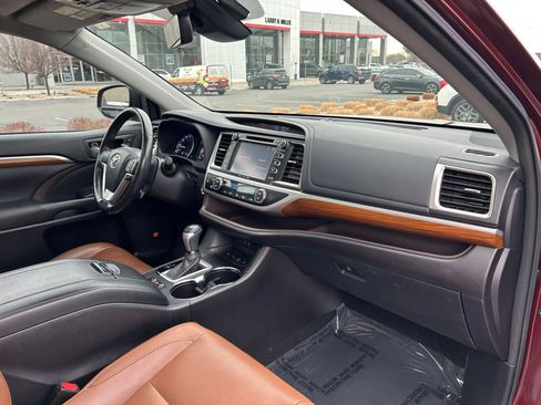 Used 2017 Toyota Highlander Limited Platinum image 28