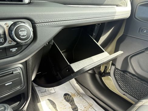 Used 2025 Jeep Gladiator Sport image 36