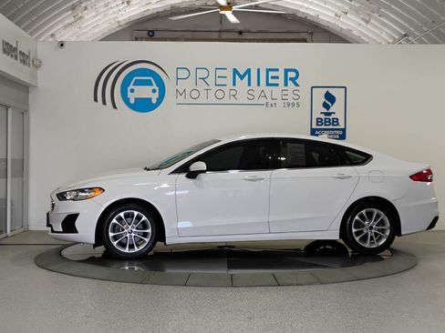 Used 2019 Ford Fusion SE image 2