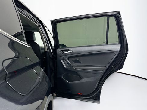 Used 2020 Volkswagen Tiguan SE w/ Panoramic Sunroof Package image 30