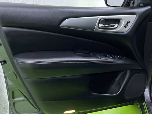 Used 2019 Nissan Pathfinder SL AWD/4WD image 16