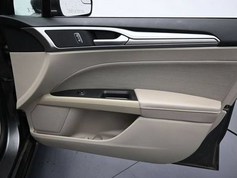 Used 2018 Ford Fusion SE FWD image 29