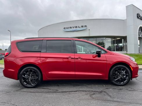 Used 2026 Chrysler Pacifica Limited w/ Uconnect Theater Family Group AWD/4WD image 42
