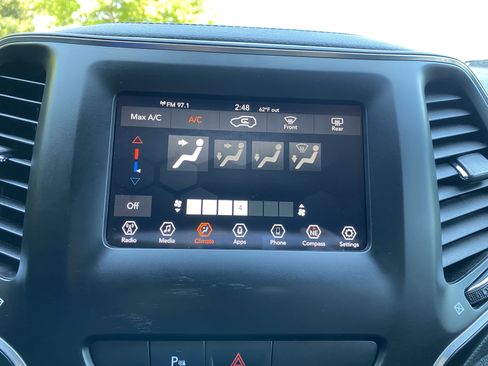 Used 2019 Jeep Cherokee Latitude Plus FWD image 26