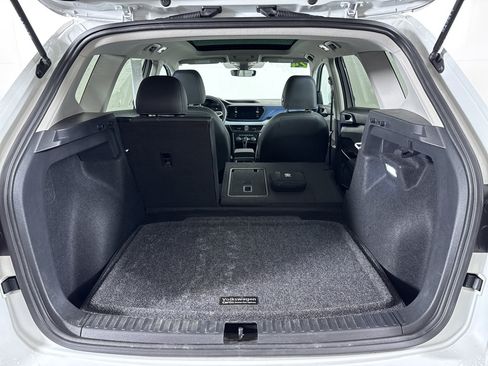 Used 2024 Volkswagen Taos SE w/ Panoramic Sunroof Package image 8