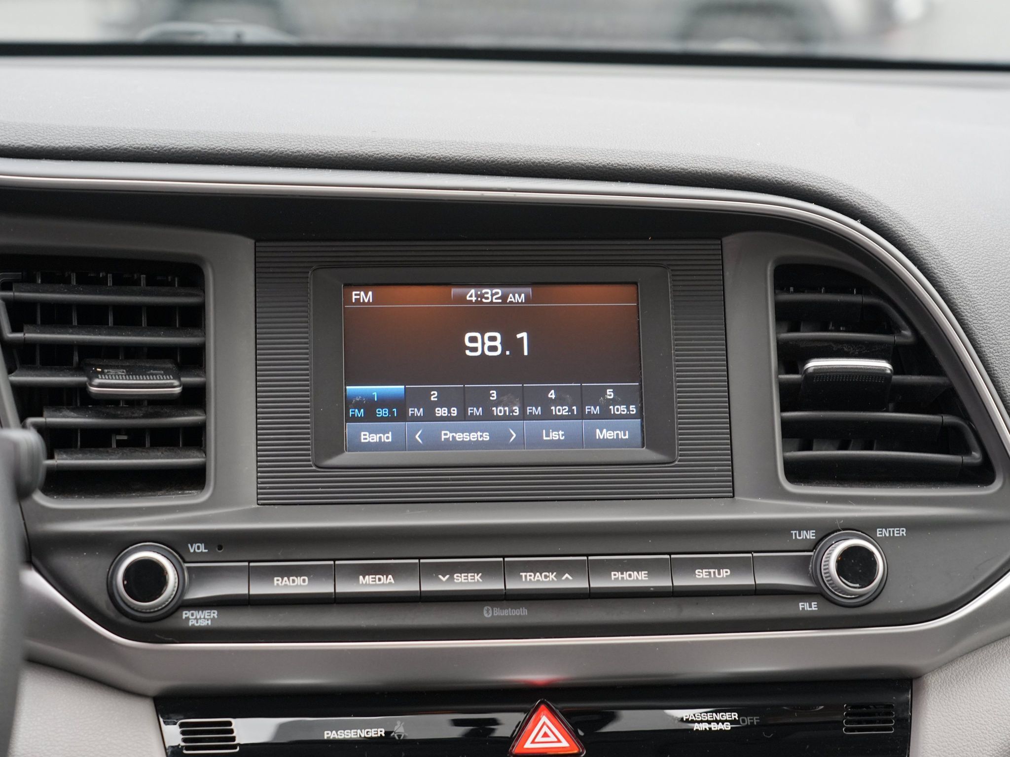 Used 2020 Hyundai Elantra SE FWD image 23