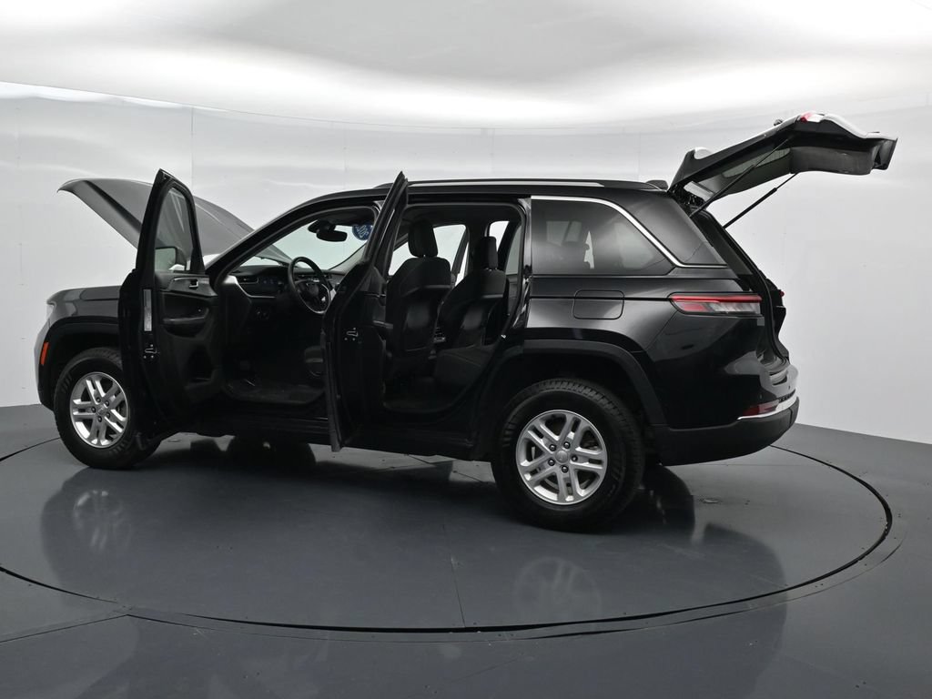 Used 2023 Jeep Grand Cherokee Laredo RWD image 41