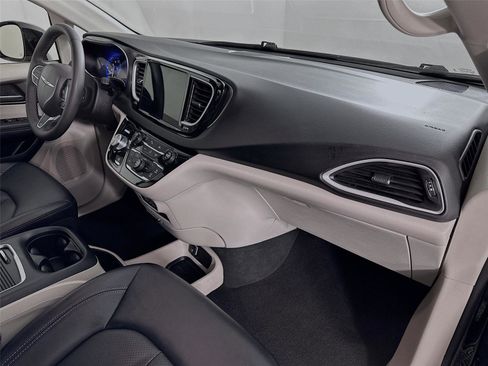 Used 2024 Chrysler Pacifica Touring-L FWD image 28