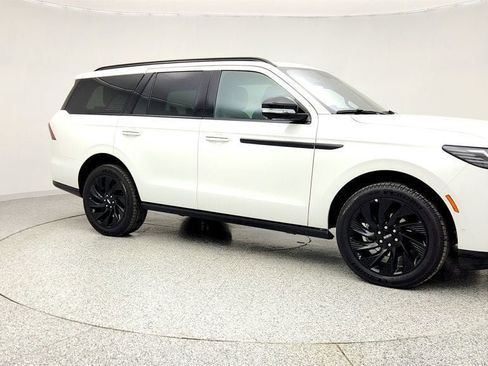 Used 2025 Lincoln Navigator Reserve w/ Jet Appearance Package image 3