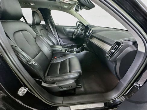 Used 2023 Volvo XC40 B5 Plus AWD/4WD image 32