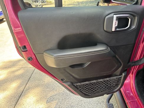 Used 2022 Jeep Wrangler Unlimited Sahara w/ LED Lighting Group AWD/4WD image 19