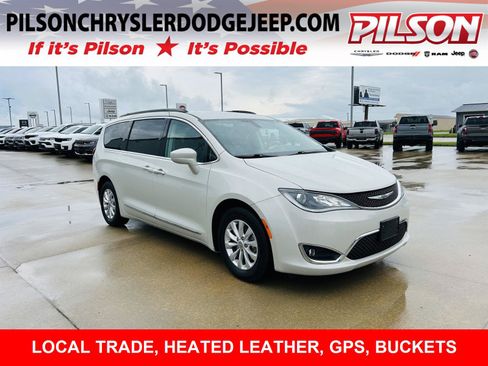 Used 2017 Chrysler Pacifica Touring-L FWD image 1