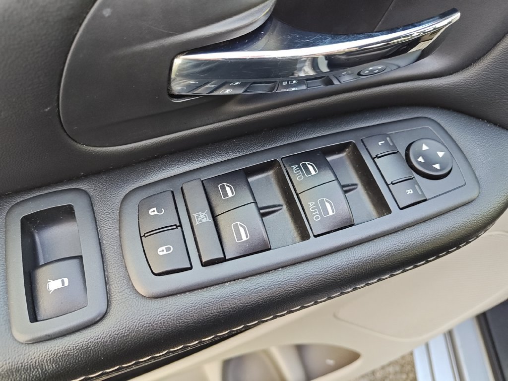 Used 2018 Dodge Grand Caravan SXT FWD image 17