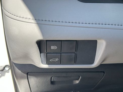 Used 2021 Toyota Highlander LE FWD image 31