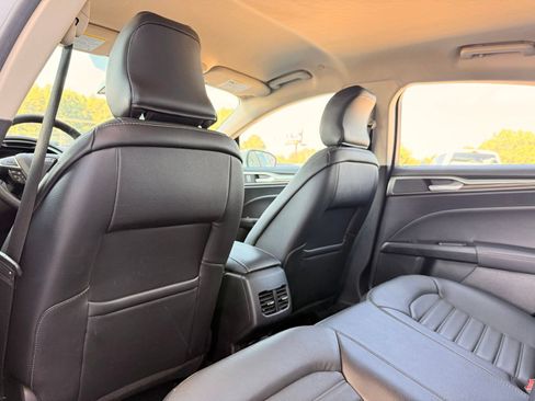 Used 2018 Ford Fusion SE w/ Equipment Group 602A FWD image 19