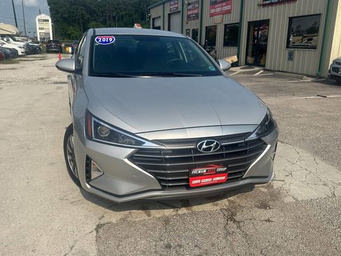 Used 2019 Hyundai Elantra SE image 2