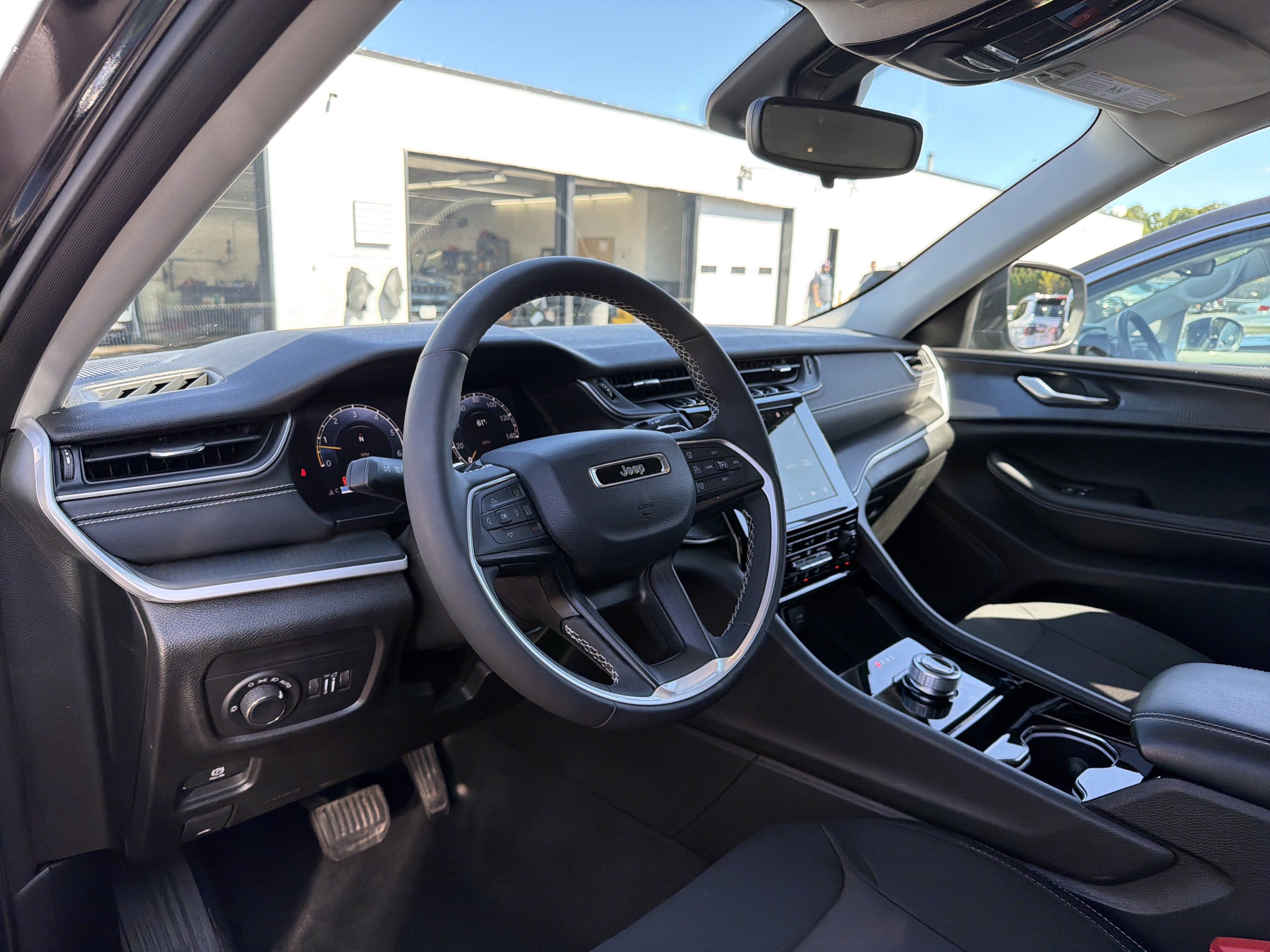 Used 2023 Jeep Grand Cherokee Laredo w/ Luxury Tech Group I AWD/4WD image 7