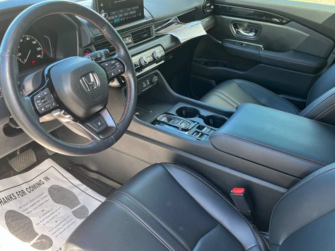Used 2025 Honda Pilot TrailSport image 5