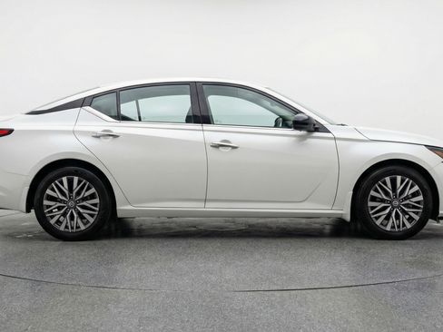Used 2025 Nissan Altima 2.5 SV image 11