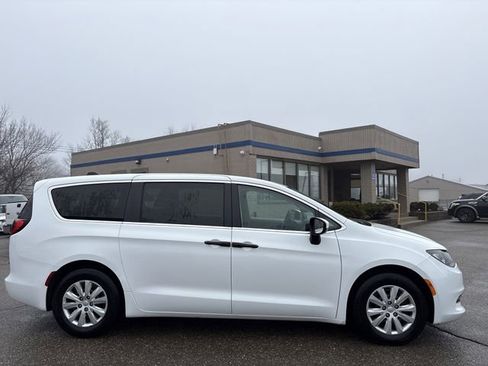 Used 2020 Chrysler Voyager L image 13