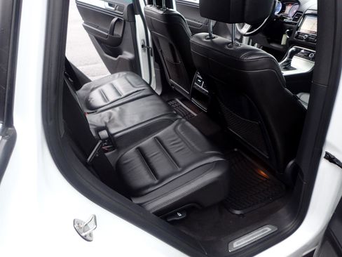 Used 2014 Volkswagen Touareg VR6 image 12