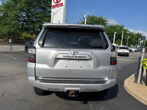Used 2018 Toyota 4Runner SR5 AWD/4WD image 4